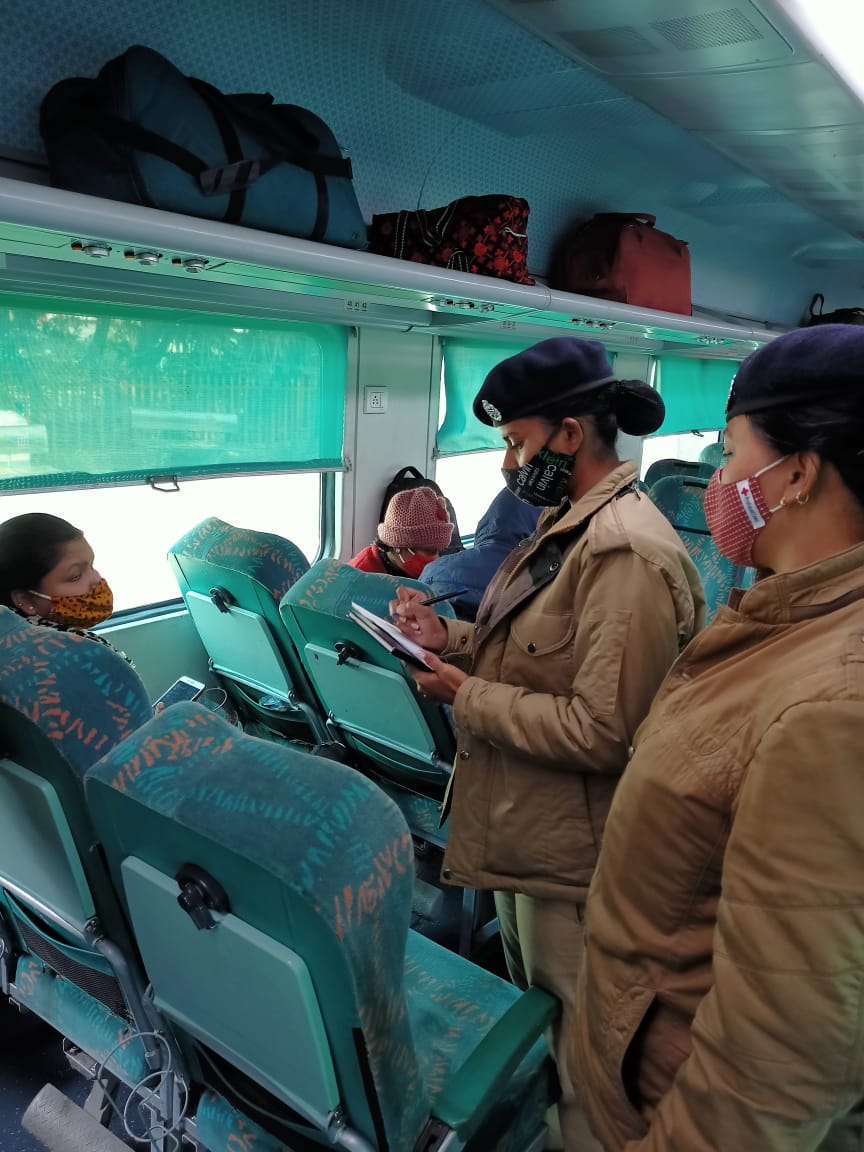 Date 02/01/2021
Train no 02040 attended by SIPF Manisha with LCT Rachna Pandey and  interacted with lady passengers travelling alone under " Meri saheli " Campaign and told them about 182 security help line no.