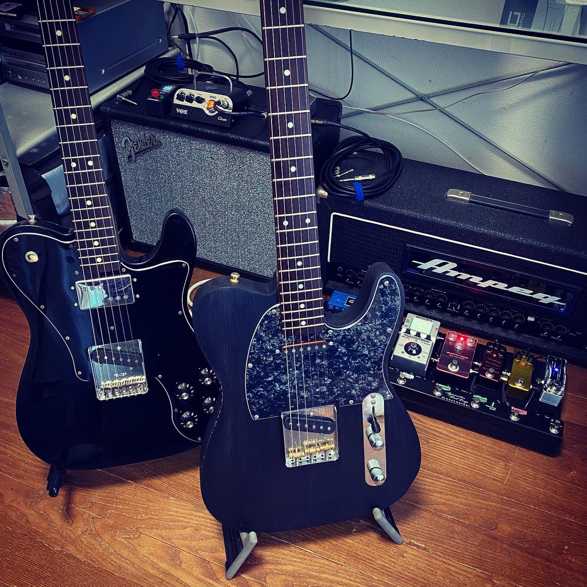 kei_style_'s tweet photo. 2021年もたくさんの方のギターライフに刺激を頂きつつ、楽しくギターを弾きたいと思います。今年も宜しくお願いします。
#telecastercustom #telecaster #テレキャスターカスタム #テレキャスター #effectorboard #effectboard #effector #guitaramp #cabinet #guitarcabinet #mv50clean #sirtone https://t.co/lJzXQCPkJ3