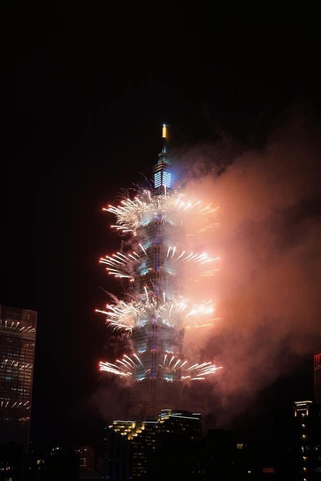 Gripmore's tweet photo. Happy new year! Wish you a prosperous and healthy year of 2020! #HappyNewYear #HappyNewYear2021 #Fireworks #101fireworks https://t.co/mEcHdvhjiS