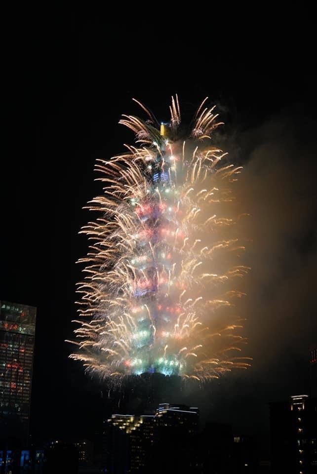 Gripmore's tweet photo. Happy new year! Wish you a prosperous and healthy year of 2020! #HappyNewYear #HappyNewYear2021 #Fireworks #101fireworks https://t.co/mEcHdvhjiS