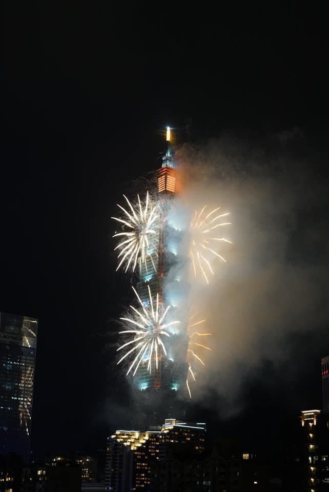 Gripmore's tweet photo. Happy new year! Wish you a prosperous and healthy year of 2020! #HappyNewYear #HappyNewYear2021 #Fireworks #101fireworks https://t.co/mEcHdvhjiS