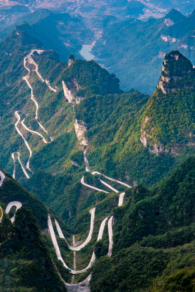 中国とかヒマラヤの山岳地帯によくあるこういう道すこ 