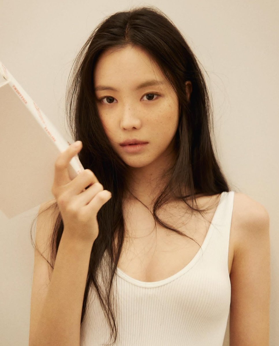 dreamwithapink's tweet photo. [Naver] “Son Naeun, white tee + jeans are perfect combination . . a beautiful girl with freckles”

“Naeun is wearing a white sleeveless shirt and jeans, creating a free feeling. The freckles on her face added to her girlish charm. Neat outfits, makeup, and props made Son Naeun + https://t.co/skuHzN03Mv