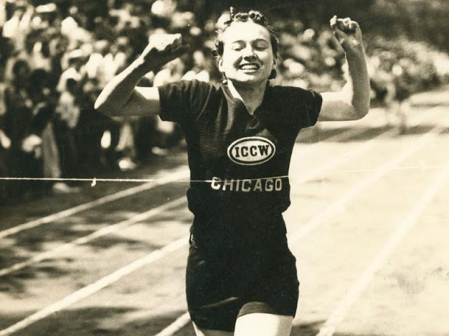 Mais elle défie la science et se remet à courir de façon efficace. A tel point que les JO de Berlin, en 1936 ne sont plus une chimère. Ne pouvant plus s’accroupir (adieu le 100m), elle vise désormais le 4x100m relais. Si elle n’est pas la première coureuse, elle pourra concourir.