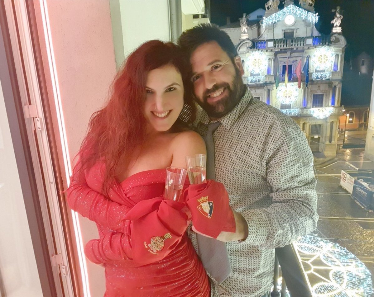 ItziarValls69's tweet photo. #Feliz2021 desde el lugar dond esperamos vibrar d emoción este 6 d Julio!🎉 VIVA SAN FERMIN!GORA SF!🔻Brindo x ello🥂 #YFM mi Iruña querida❤ #Nochevieja #Escalerica #AdoroMiVida #CarpeDiem #ChiclesForEver #MeEstoyHaciendoIlusionesYMeEstanQuedandoPreciosas #SF2021 @sanferminlive https://t.co/3ojkKtB0Uo