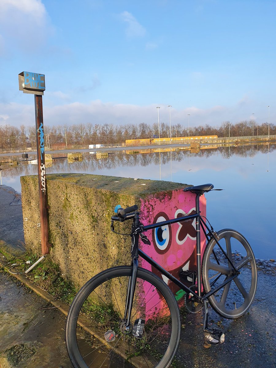 oguhboss's tweet photo. #graffiti #streetart #bikelife #fixie #oxalien @lastplak #Rotterdam https://t.co/L7mgTGnjfA