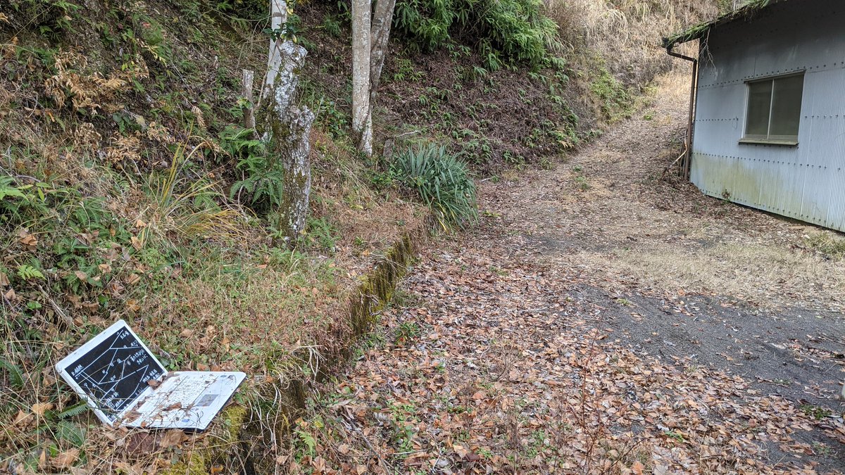 意味がわからない 廃れた道で見つけた謎のノートpc 液晶に手書きの地図やら何故か移動するやらで完全にホラー物の導入 Togetter