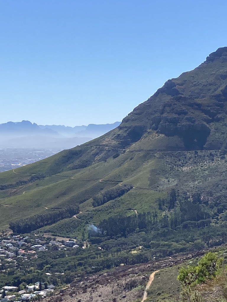 dieondier's tweet photo. Fire in Deerpark. @vwsfires @TableMountainNP @wo_fire https://t.co/4PTjxT04E4