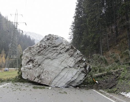 Grantscheam's tweet image. Da liegt ziemlich sicher ein Coyote drunter.