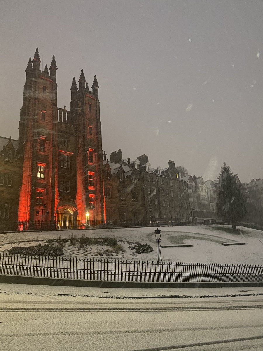 It’s snowing in Edinburgh 🙌🏼🙌🏼🙌🏼🙌🏼🙌🏼❄️