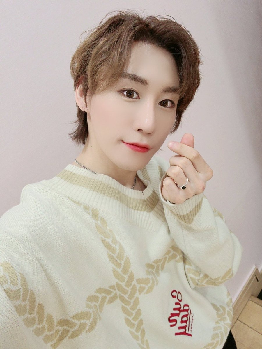 [#박우담] 됸리 여러분~~ 새해 복 많이 많이 받으시와요오~~ 싸랑한데이~~~♥️ 

#D1CE #디원스