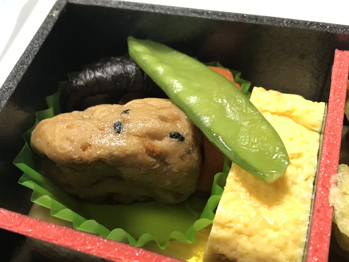 ニッポン駅弁紀行 On Twitter 新青森駅の駅弁 あおもり彩り御膳です 幸福の寿司本舗さんの調製 美味しいです 必ずしも青森 の幸で固めたわけではなく 要するに豪華版幕の内弁当なのですが 白飯のコーナーがまるでちらし寿司風に仕上がっている事から お弁当全体が