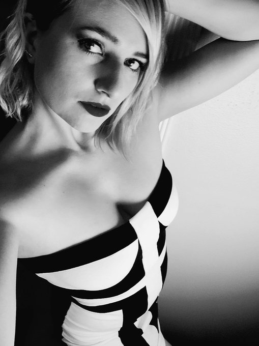 New year, new you? Well, same me and same great custom videos available for my favorite fans! 💋 Email<a href="/tag/exclusive"class="tags"><span>#exclusive</span></a><a href="/tag/nsfw"class="tags"><span>#nsfw</span></a><a href="/tag/customvids"class="tags"><span>#customvids</span></a>