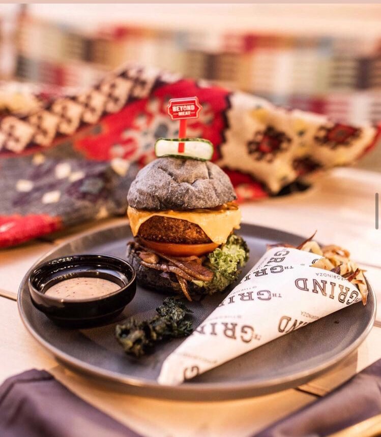 thegrindza's tweet photo. Our Beyond Meat Vegan Cheese Burger 🍔 😍
Our Beyond Burger is served with mixed lettuce, caramelised onions, grilled tomato, vegan cheese and spicy mayo 🌶

All our burgers are served with a choice of coleslaw, green salad or sweet potato fries! 

#vegan #veganrecipes #veganuary https://t.co/n6cYqHlkOF