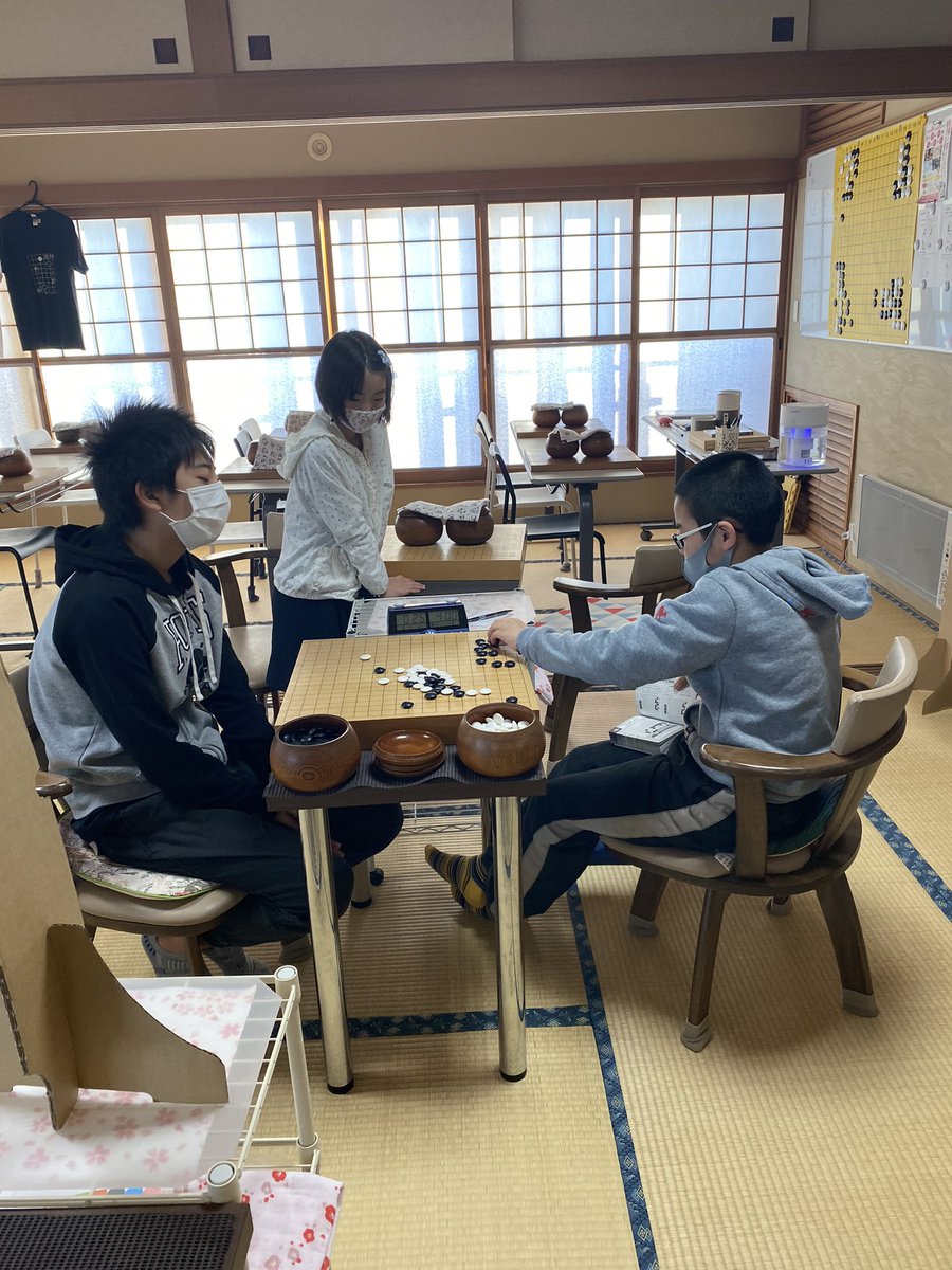 igosalon_ogoshi's tweet photo. 子どもたちが集まり出した❣️
元旦から碁打ってる❣️

今日はペア碁打ってる❣️

泊まって行くようだ😄
どれだけ碁バカなのか？どんだけ居心地良いのか⁉️
どちらにしても良い歳を迎えた❣️

確か3日までお休みだったはず😄
#igosalon_ogoshi https://t.co/79MfQBzlKo