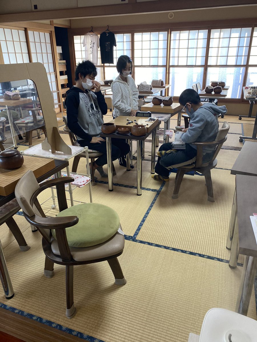 igosalon_ogoshi's tweet photo. 子どもたちが集まり出した❣️
元旦から碁打ってる❣️

今日はペア碁打ってる❣️

泊まって行くようだ😄
どれだけ碁バカなのか？どんだけ居心地良いのか⁉️
どちらにしても良い歳を迎えた❣️

確か3日までお休みだったはず😄
#igosalon_ogoshi https://t.co/79MfQBzlKo