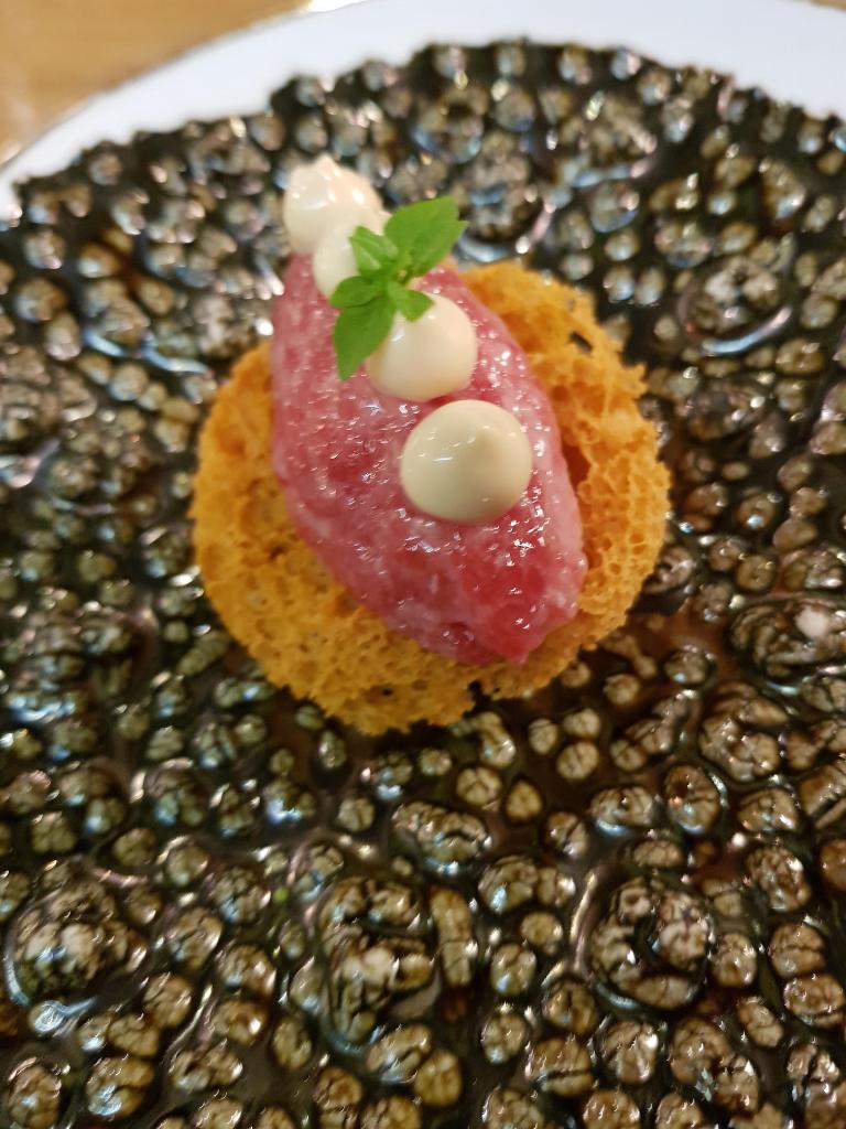 Acércate a conocer <a href="/mont_bar/">Mont Bar</a>, un céntrico y encantador gastrobar de #Barcelona. Tapas y pequeños platos creativos, elaborados con productos escogidos y cuidadas presentaciones. #PlatoMichelin #GuiaMichelin21