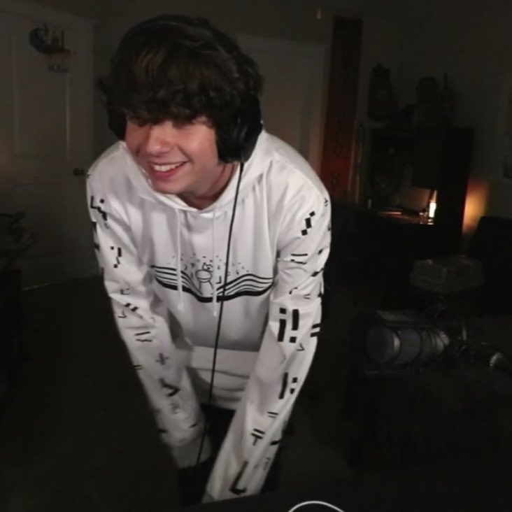 karl jacobs but his smile gets wider as you scroll a /safe thread! /srs /pos