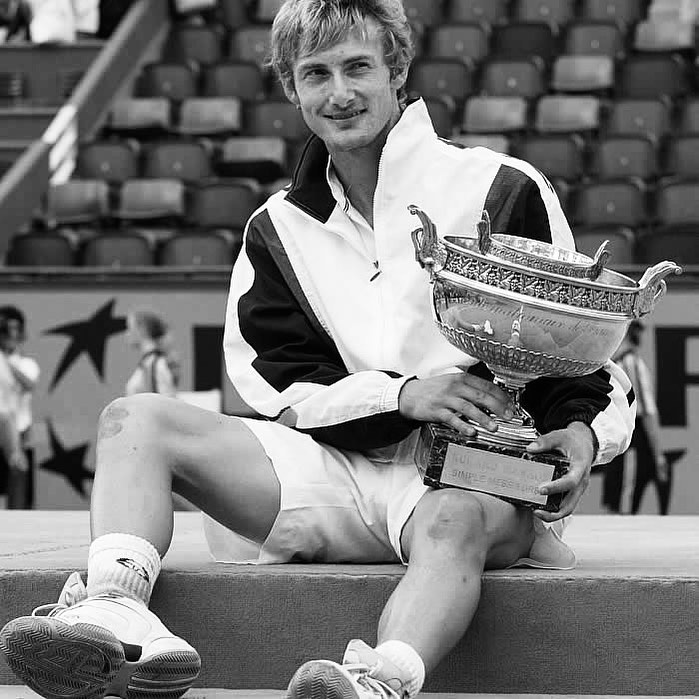 vidaytenis's tweet photo. Su abuelo le enseñó a jugar hasta los 11 años cuando su padre, buscando potenciar las habilidades de su hijo no tardó en contactar a expertos. Así fue como llegó a las manos de Martínez Cascales, quien fue su fiel entrenador durante toda su carrera. https://t.co/nw8ubTEcB0