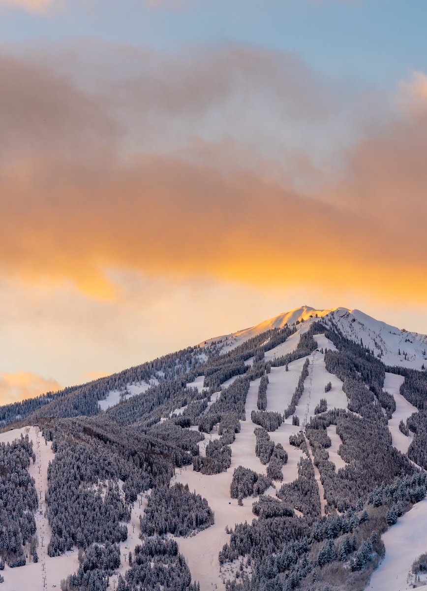 AspenSnowmass's tweet image. A spark of winter morning mountain magic. ( 📷 : ⁦@RisingSunPhotog⁩ )