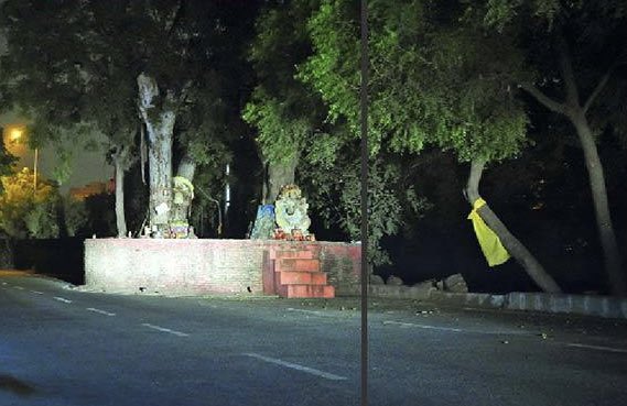 DON’T , JUST DON’T HANG OUT UNDER THIS TREE AT DWARKA SECTOR 9 METRO STATION ( long thread) Dwarka is one of the sub cities of Delhi , developed in late 90s/ early 2000 to cater for affordable housing for middle class . It also developed wide network of metro connectivity.