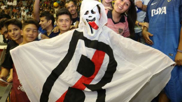 Teams can afford to have one, maybe two bad 19-game campaigns. The memory of (and points from) the Clausura 2008 title win were fading. And the Argentinian legend of “el fantasma de la B” started to worry River fans: the so-called Ghost of the B’s presence was growing. 