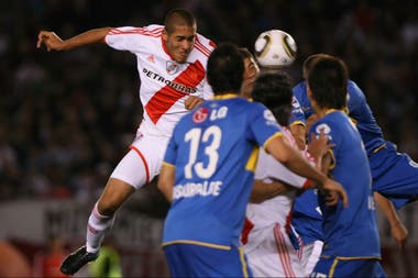 JJ López's first game in charge was versus Boca Juniors, a team he had spent one season playing for after 11 years at River. Fans weren't happy with his defection. But they won the superclásico of Nov. 2010 1-0 with a goal from another former Boca player Jonatan Maidana.