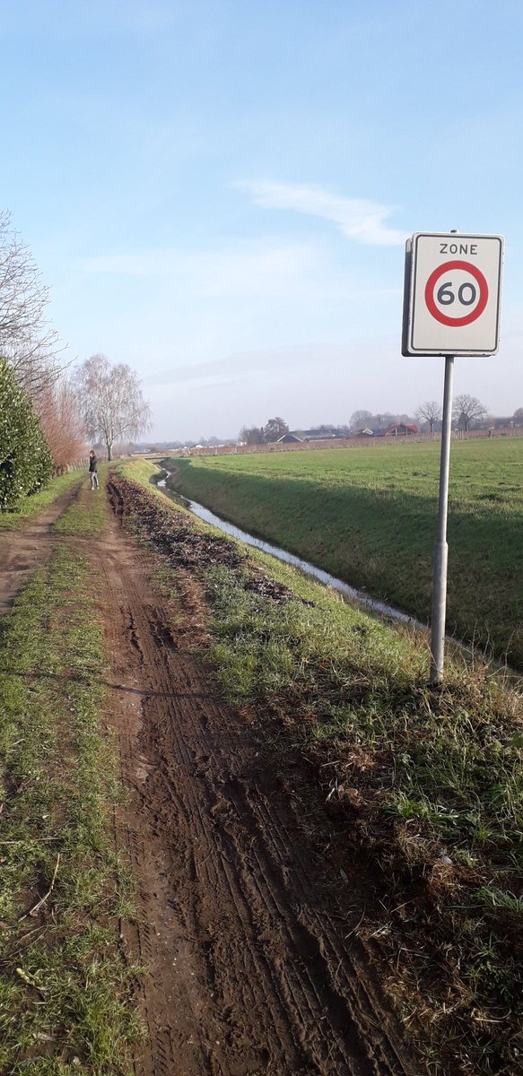Ben ik aan het wandelen, kom ik dit bord tegen. Er is een mens geweest die bedacht heeft om DIT bord HIER neer te zetten. En, misschien nog erger, er is een mens geweest die dit dan ook nog echt gedáán heeft. Wanneer gaan we weer eens beginnen met DENKEN! #denkenhelpt