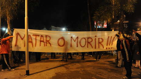 26/06/2011: Four days after the loss in Córdoba, it was time for the 2nd leg in El Monumental. No away goals and if the tie ends a draw, River Plate survive (another mechanism to protect the biggest clubs!). “MATAR O MORIR”: KILL OR DIE is the message from the fans.
