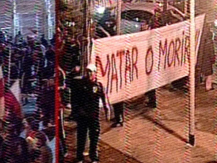 26/06/2011: Four days after the loss in Córdoba, it was time for the 2nd leg in El Monumental. No away goals and if the tie ends a draw, River Plate survive (another mechanism to protect the biggest clubs!). “MATAR O MORIR”: KILL OR DIE is the message from the fans.