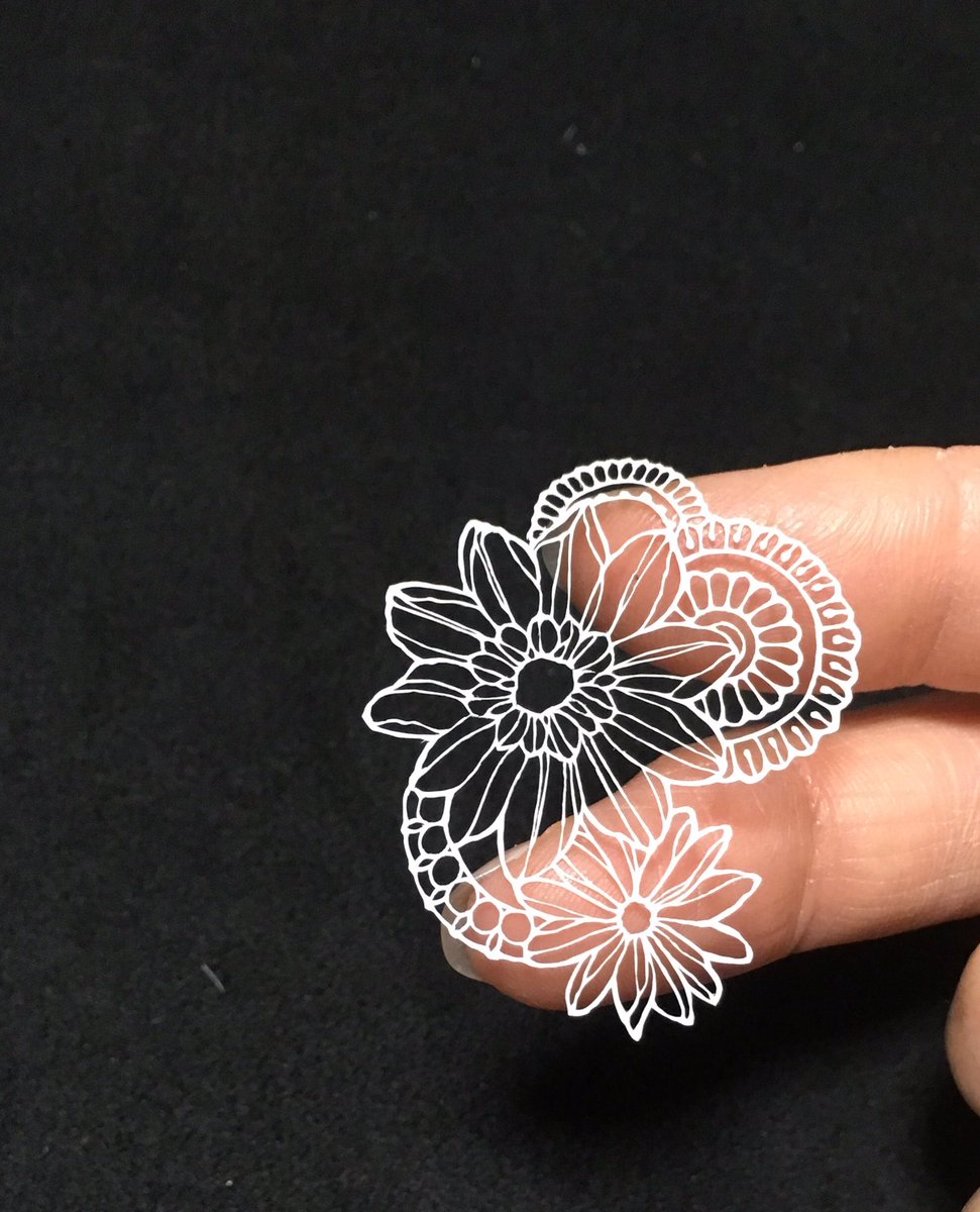 去年作った作品達④
#切り絵

2枚目のお花、失くした 