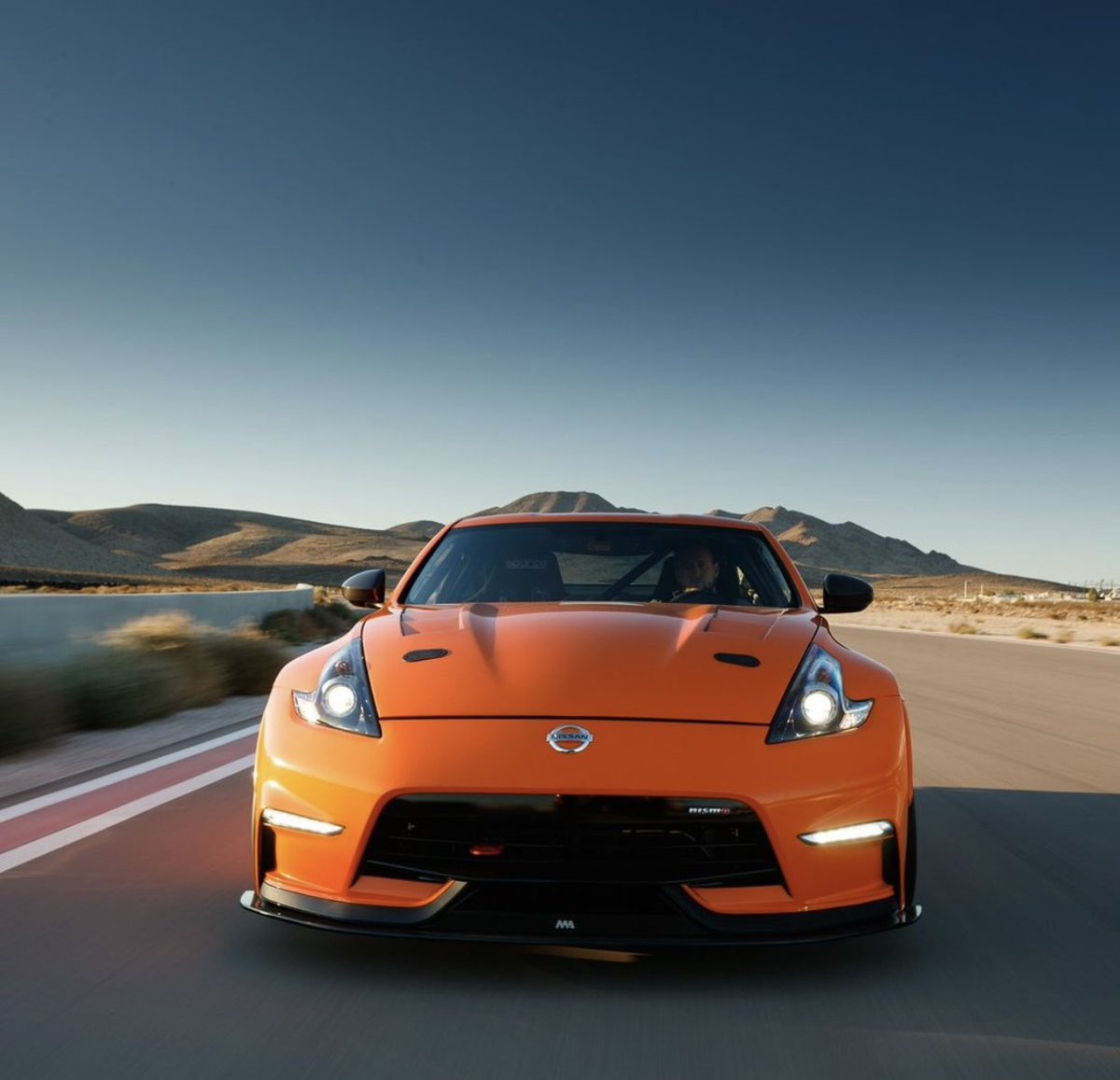 AutoEZ_com's tweet image. The Nissan 370Z can turn heads at a affordable price! #370z