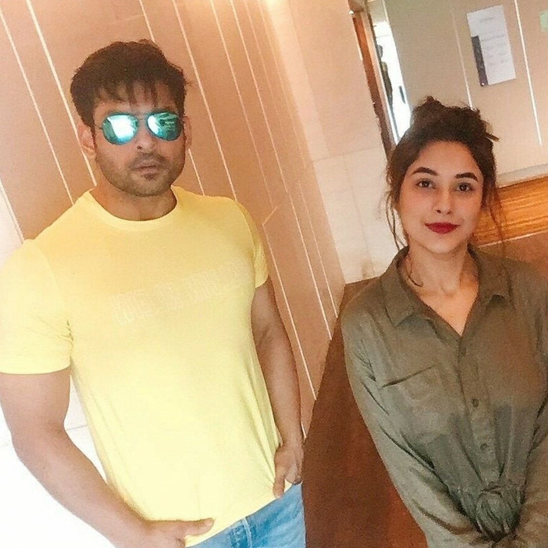 iBeingAman's tweet photo. #SidNaaz Saath Hain Aur Khush Hain in Goa 😍❤️ Couple Goals 🔥🔥🥰🥰 #SidharthShukla #ShehnaazGill 😘 https://t.co/Zmd06PymJH