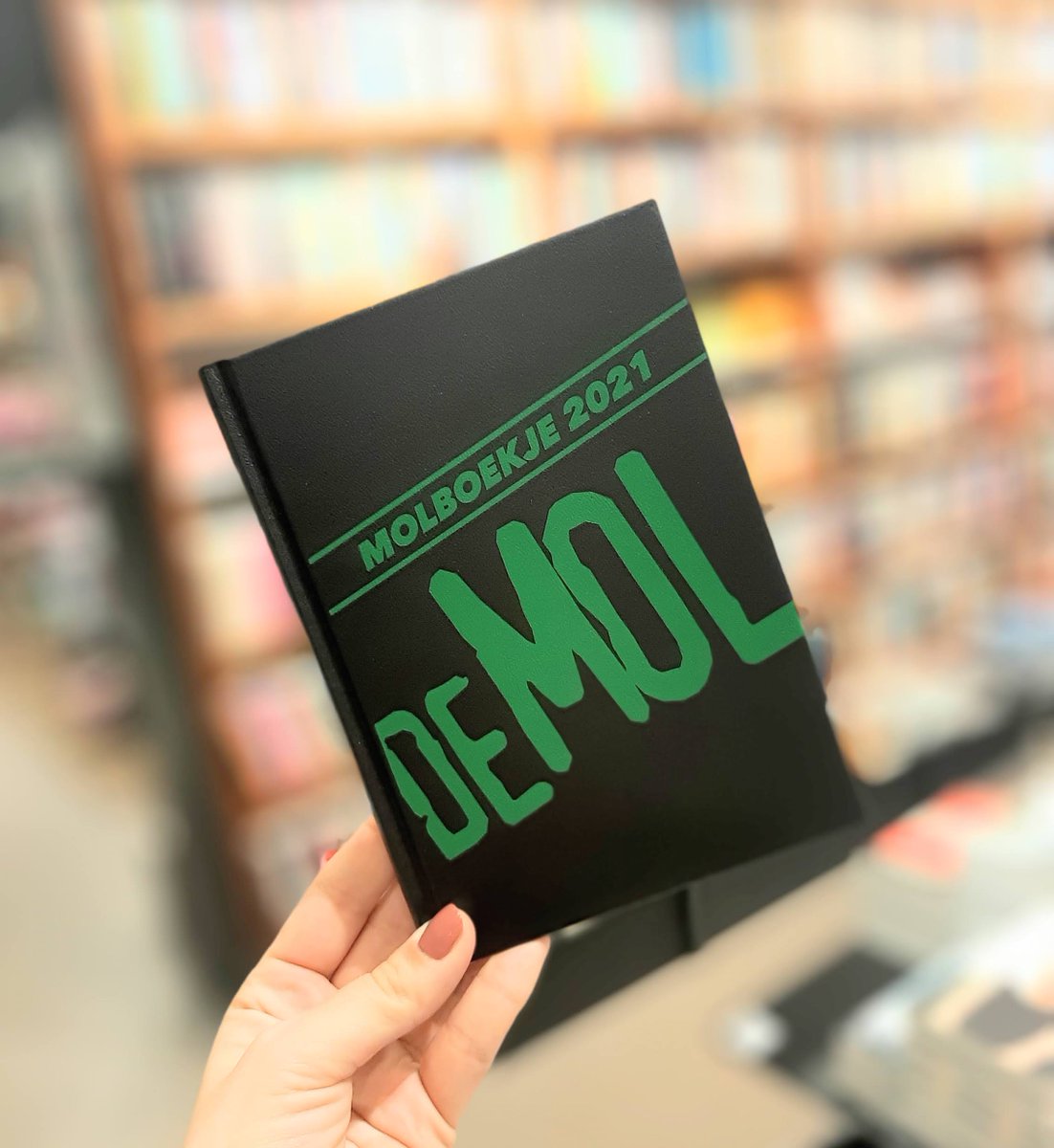 Klaar voor het nieuwe seizoen van Wie is de Mol? vanavond? Wij in ieder geval wel met het Molboekje! Ook je Molboekje bestellen? ➡️ libris.nl/venstra/boek/?…

#kooplokaal #kooplokaalookonline