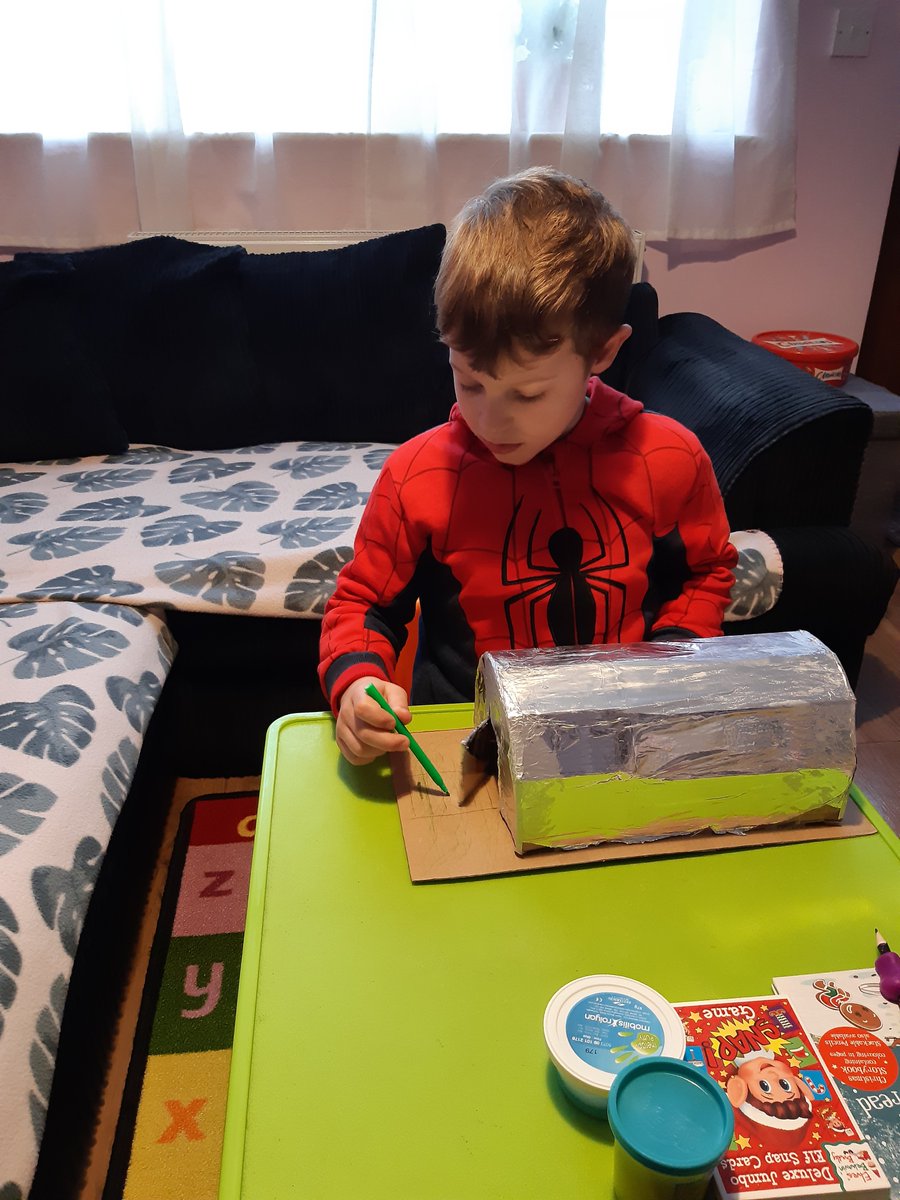 CharleneHinkle1's tweet photo. @burntoakprimary 
jack helped to make an air raid shelter as part of the ww2 topic 😁 x https://t.co/fVH3ckrAMS