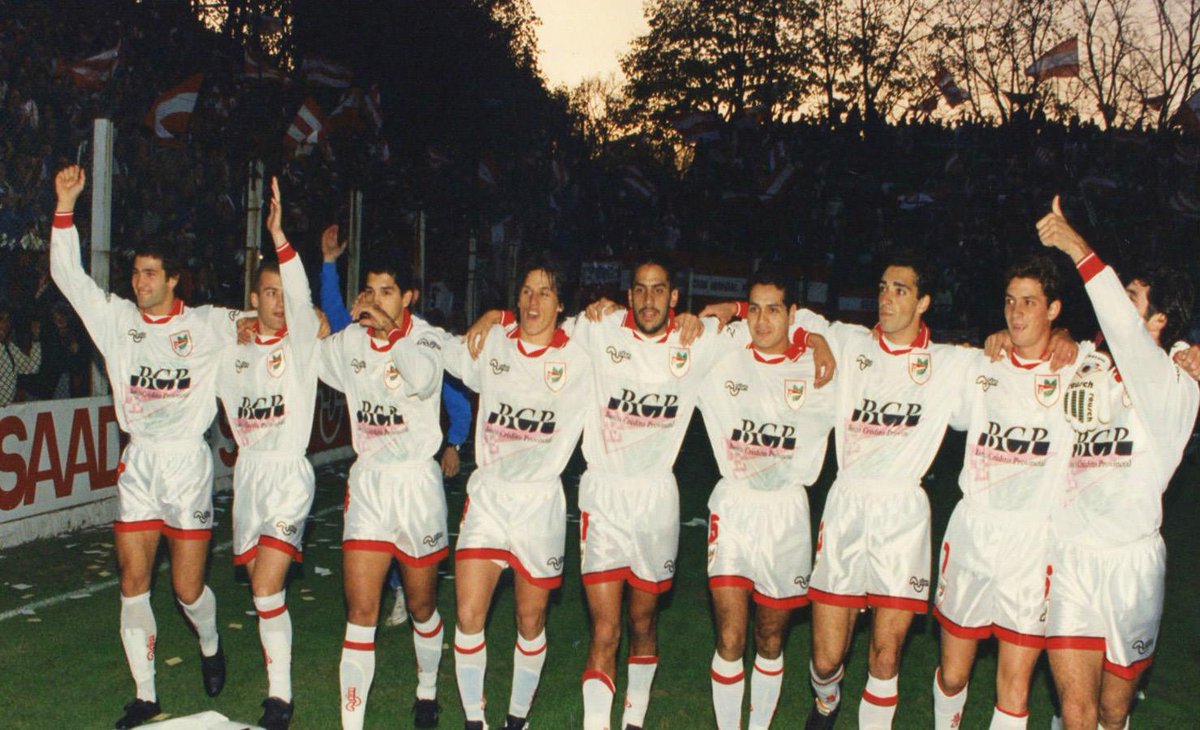 Camiseta_Pincha's tweet photo. "La estirpe de los grandes tambien deja huella cuando tocan las malas." Russo-Manera.. Campeón en 265 dias, 5 fechas antes, 65 puntos, 11 de distancia sobre el segundo, 86 goles a favor, 27 victorias, 11 empates, solo 4 derrotas y record en recaudaciones. Mistica es no claudicar. https://t.co/uYCnPsSdEg