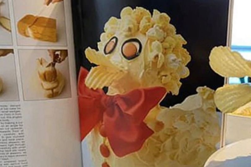 Girl, 7, asks for duck birthday cake and mum's hilarious attempt goes viral
mirror.co.uk/news/weird-new…