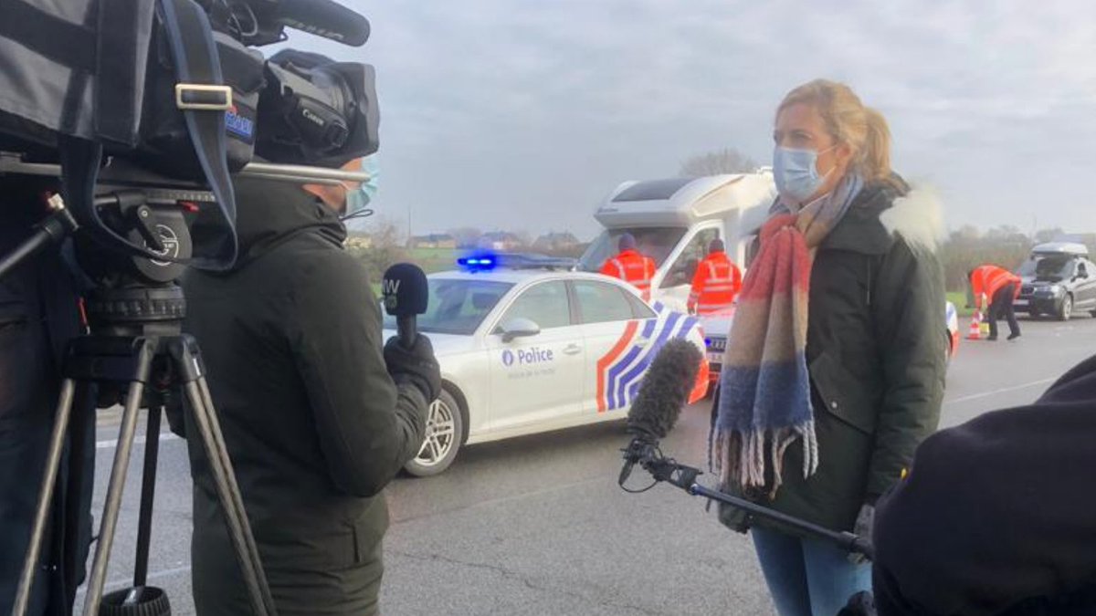 AnneliesVl's tweet photo. Net als in de luchthavens en treinstations worden ook op de wegen verstrengde grenscontroles uitgevoerd. Ik ging kijken aan de grensovergang in Aarlen, waar de Federale Wegpolitie reizigers controleert. Dank aan de politiemensen voor het harde werk. @federalepolitie https://t.co/KkvJPgVSnr