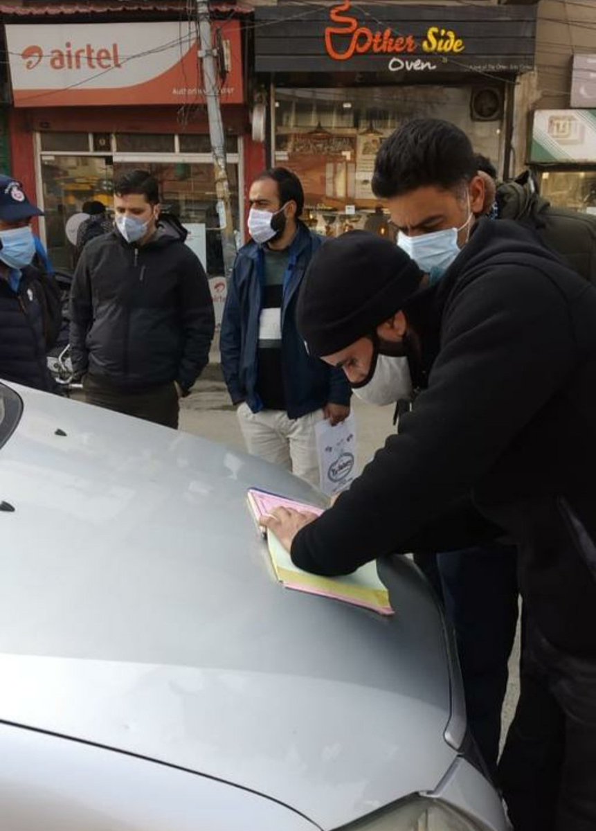 SS2021SMC's tweet photo. In Pictures : @SMC_Srinagar in action against violators for not wearing Face Masks at karan Nagar srinagar.
@MayorofS
@listenshahid 
@GazanfarAli_07 
@aboali_syed 
@MudasirBanday6 
@Tanveer_Pathan1 
@SMC_PRESIDENT https://t.co/NyhVrr7Fsh