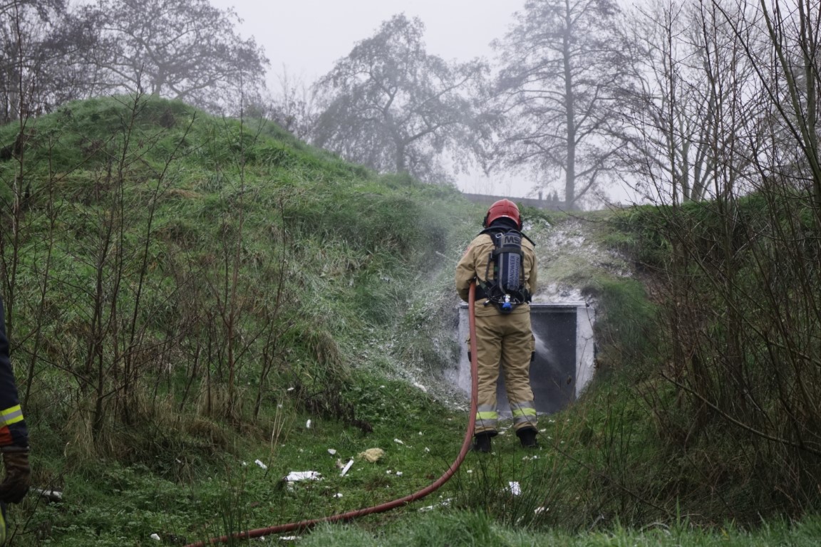 Brandweer blust brandje in speelbuis aan de Vijf Akkers in Tolbert. #InfoLeek.