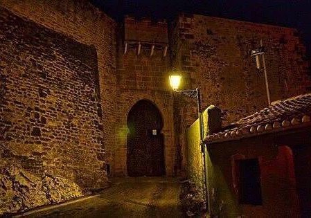 .
مصباح أمام المنزل ماذا يعني في الأندلس ؟
يعني أن داخل هذا البيت هناك فتاة حافظة للقرآن الكريم 🌷