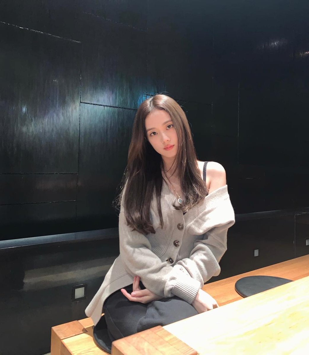 Daysi64690272's tweet photo. Muốn kéo áo lên, muốn giấu JISOO đi...
#WorldStarJISOODay 💟 
#올해의_시작은_지수와함께 💜
#우리의_월드스타_지수_데이 💌💖💖 https://t.co/R2b5JI210C