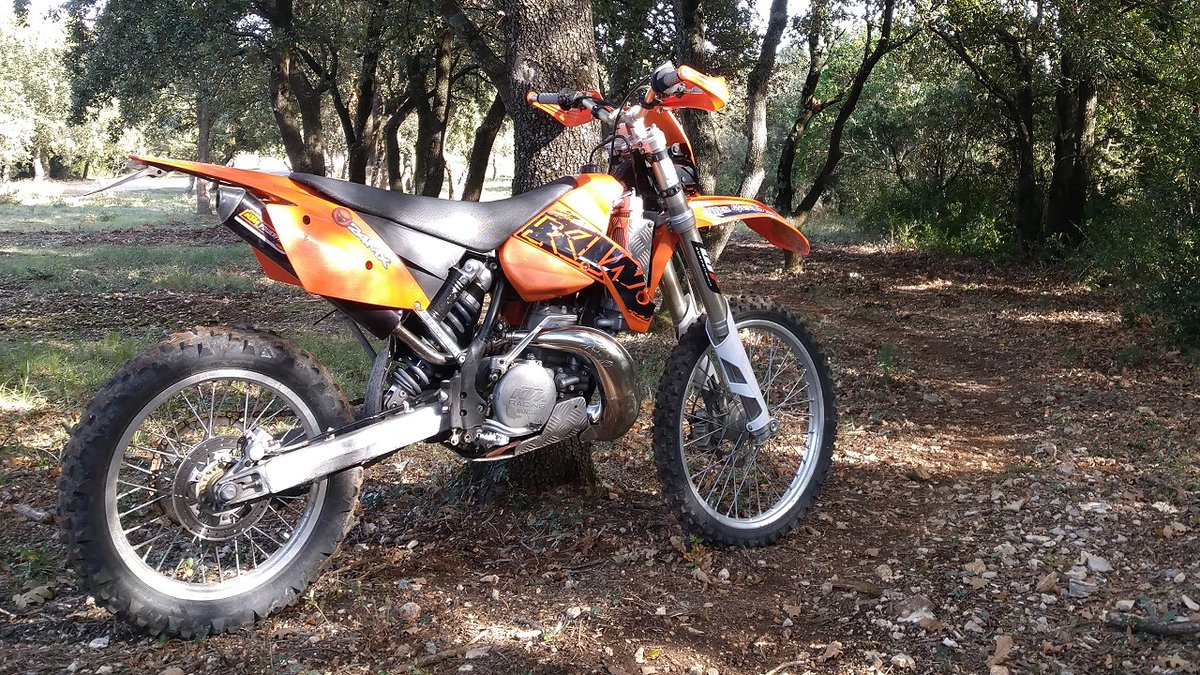 FREINZEN1's tweet photo. Bonjour les amis 😊 Tu ne remarques rien sur la KTM ? Il lui manque un morceau 😁 Tu veux savoir ce qu'il s'est passé ? Regarde la vidéo : https://t.co/T14vWqxepF
Bon weekend 🏍😘
#freinzen #moto #enduro #cross #freinzenyoutubermoto #ktm #crashmoto @FREINZEN1 https://t.co/F2fO37s2If