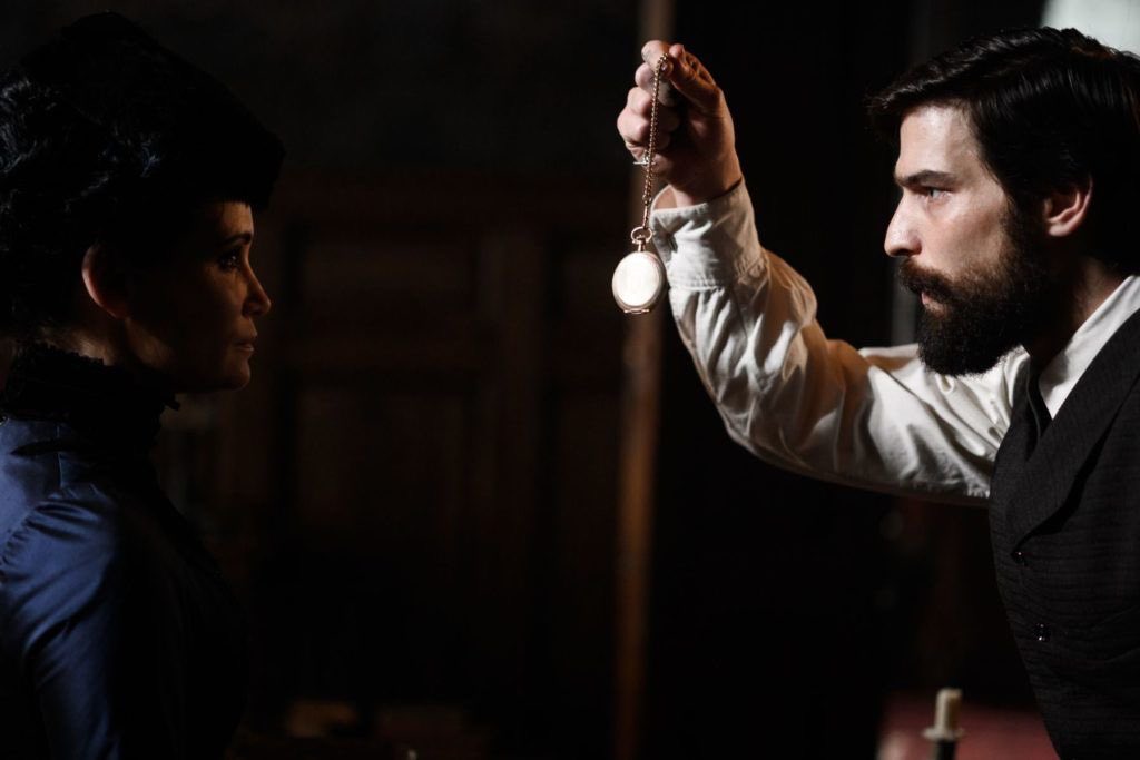 reviewkup's tweet photo. – Freud (2020)

   หมอสะกดจิตคนนึง sigmund freud วันนึงได้ไปปาร์ตี้ และได้พบกับคนทรง เฟลอร์ เธอเห็นนิมิตบางอย่าง และก็เกิดเหตุฆาตกรรมเหมือนในนิมิตเป๊ะะ หมอและเฟลอร์เลยไปเกี่ยวพันกับคดี สนุกมาก ใจเต้นตุบๆทุกep ตอนจบขนลุกสวยมาก ไปดูได้ #รีวิวNetflixTH #รีวิวnetflix #NetflixTH https://t.co/IIrYSPeQGW
