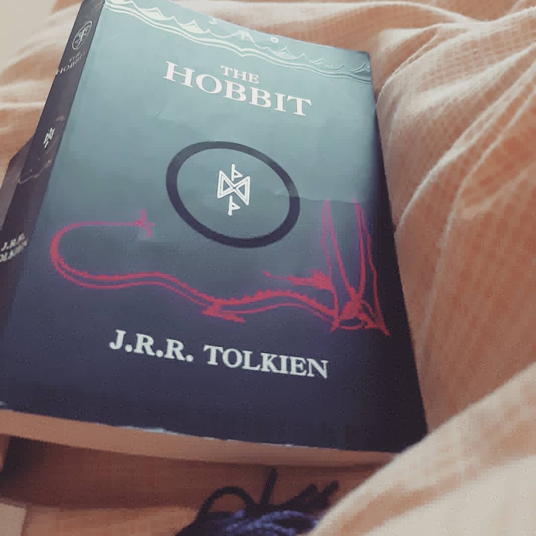 Matt_22688's tweet photo. An enjoyable mornings read made tricky by the introduction of this little geezer!
#SaturdayMorning #SaturdayMorningRead #booknerd #CatsLoveACuddle #ACatsLife #Caturday #JustChillin #TheHobbit #GuiltyPleasure #GettingLostInAGoodBook https://t.co/AGKWLWyhXP