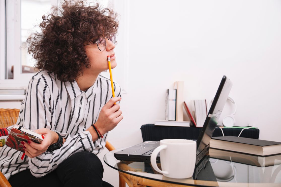 Hoe start jij straks online het nieuwe jaar met je (mentor)leerlingen? Op onze pagina ow.ly/8GSj50CS4uc vind je handig materiaal voor afstandsonderwijs. Start bijvoorbeeld samen met de digitale les 'Een gelukkig nieuwjaar?!'. 
#onderwijs #allesvoormentoren #vo