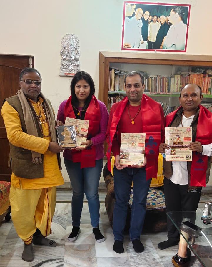 *नव वर्ष पर पूज्य गुरुदेव डॉ० ब्रजनंदन जी महाराज से आशीर्वाद प्राप्त करने देवाश्रम (काशी) पधारे दिल्ली से सुप्रसिद्ध आयात निर्यात खाद्य व्यवसायी श्री राकेश सचदेवा, सुश्री सोनल कोठारी व राजस्थान प्रदेश अध्यक्ष श्री उपेंद्र सिंह।