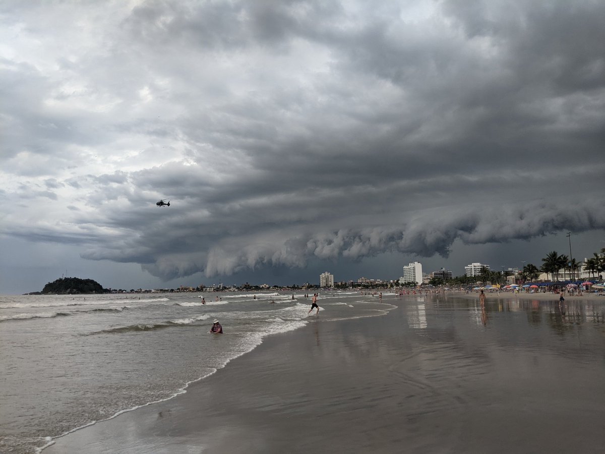 raquelreynolds's tweet image. Any #clouds enthusiasts can tell me about this type of formation? A very strong and windy storm fell a few minutes after this picture.
#stormcloud
#storms