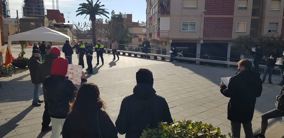 A #santjoandespi, estem juntes ✊ amb <a href="/UCFR_SJDespi/">UCFR_SantJoanDespi</a> per dir #StopVOX 🛑✋, davant la seva parada d'avui a Les Planes😷. Votar-los és votar un partit que acull #feixistes 👈 i neonazis 👈