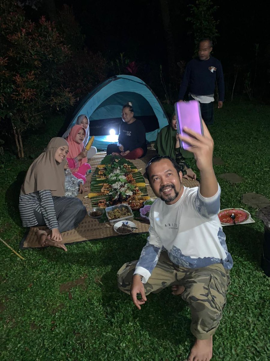 udah ngelewatin 2 pergantian tahun cuma lewat chat Whats app,, akhirnya tahun ini bisa liburan bareng <a href="/saraswibi/">•Sara</a> .
(ngga berdua doangan, tapi sama kedua keluarga kita)